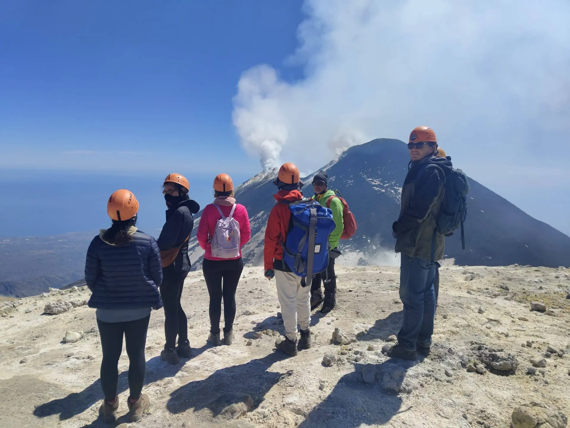 Scalare l'Etna: Guida al Trekking sul Vulcano più Famoso della Sicilia